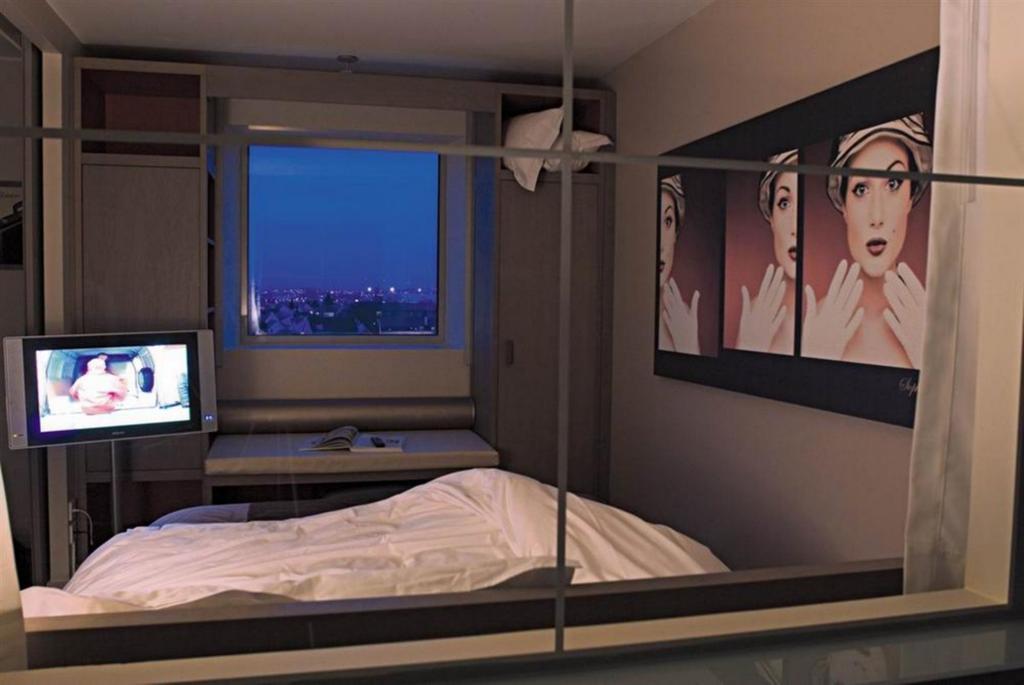 Standing Hotel Suites By Actisource Roissy-en-France Room photo