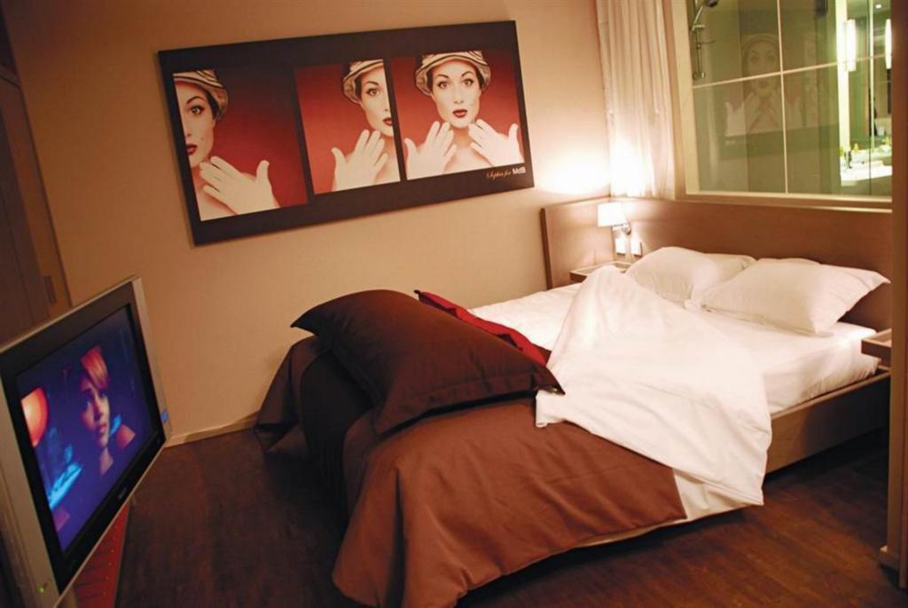 Standing Hotel Suites By Actisource Roissy-en-France Room photo